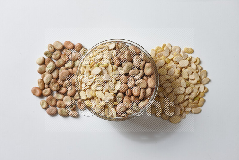 فول كامل الحبة و فول مدشوش علي خلفية بيضاء