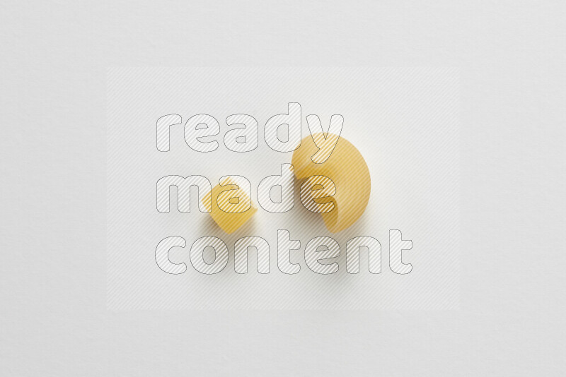 أنواع مختلفة من المعكرونة علي خلفية بيضاء