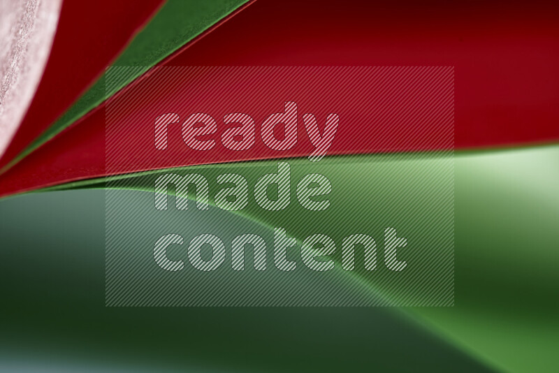 فن تجريدي يعرض المنحنيات المرتبة للأوراق باللون الأحمر والأخضر