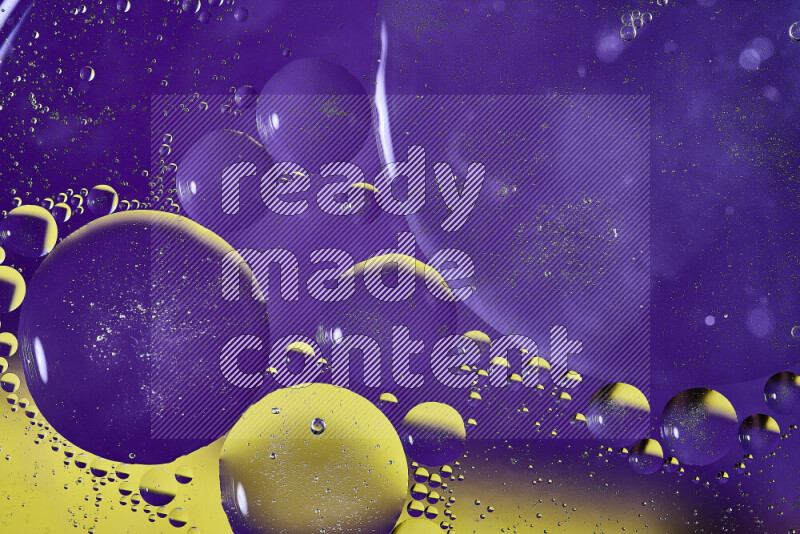 لقطات مقربة لفقاعات من الزيت على سطح الماء باللون الأرجواني والأصفر