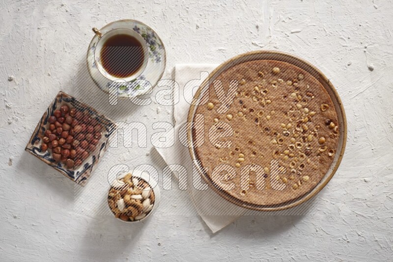 بسبوسة مع المكسرات علي خلفية بيضاء خشبية