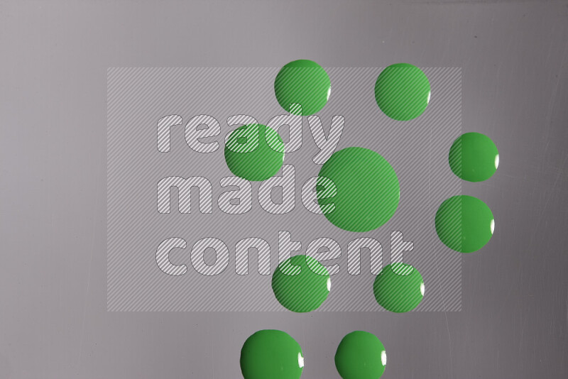 لقطات مقربة لقطرات من اللون الأخضر على الخلفية