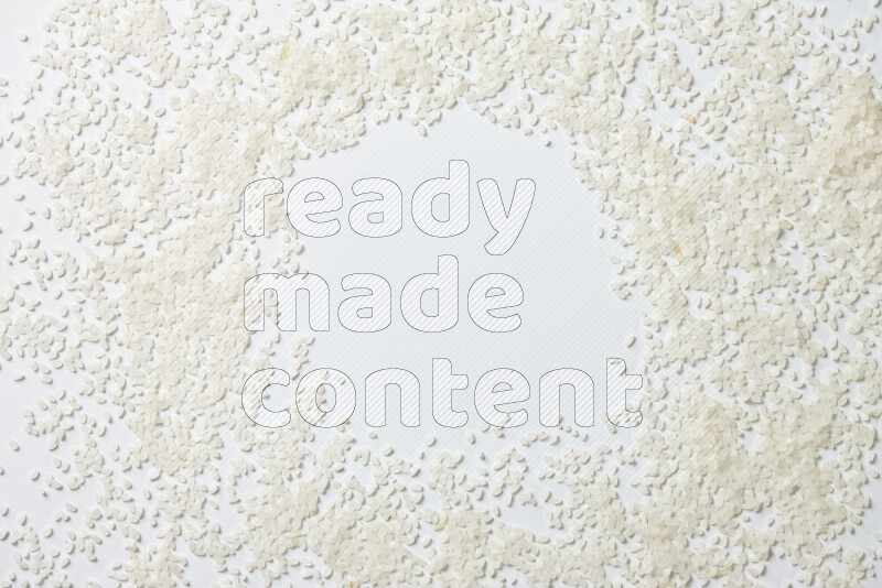 أرز ابيض علي خلفية بيضاء