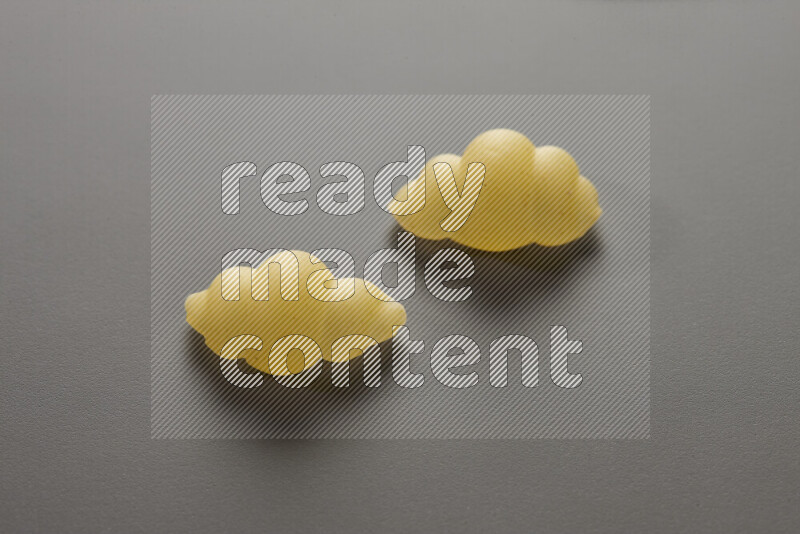 معكرونة قواقع علي خلفية رمادية