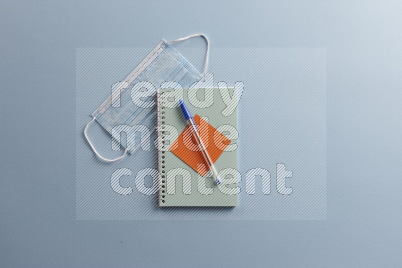 دفتر ملاحظات أزرق مع مستلزمات مدرسية مختلفة على خلفية زرقاء