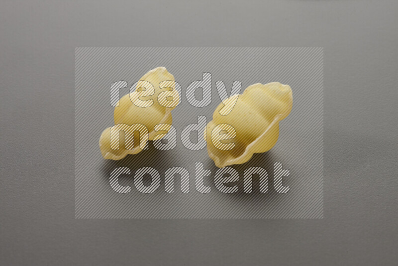 معكرونة قواقع علي خلفية رمادية