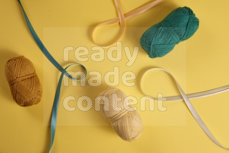 مجموعة من أدوات الخياطة والتفصيل خضراء اللون على خلفية صفراء