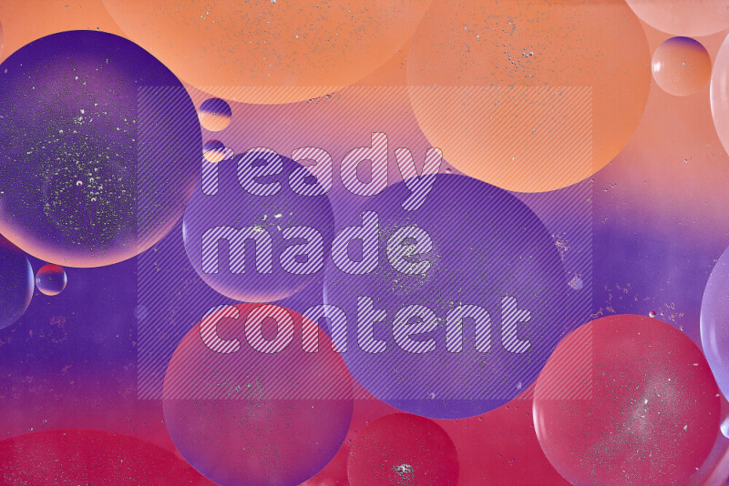 لقطات مقربة لفقاعات من الزيت على سطح الماء باللون الأحمر والبرتقالي والأرجواني