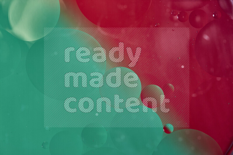 لقطات مقربة لفقاعات من الزيت على سطح الماء باللون الأخضر والأحمر