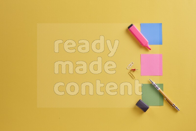 ورق ملاحظات متعدد الألوان مع مستلزمات مدرسية على خلفية صفراء