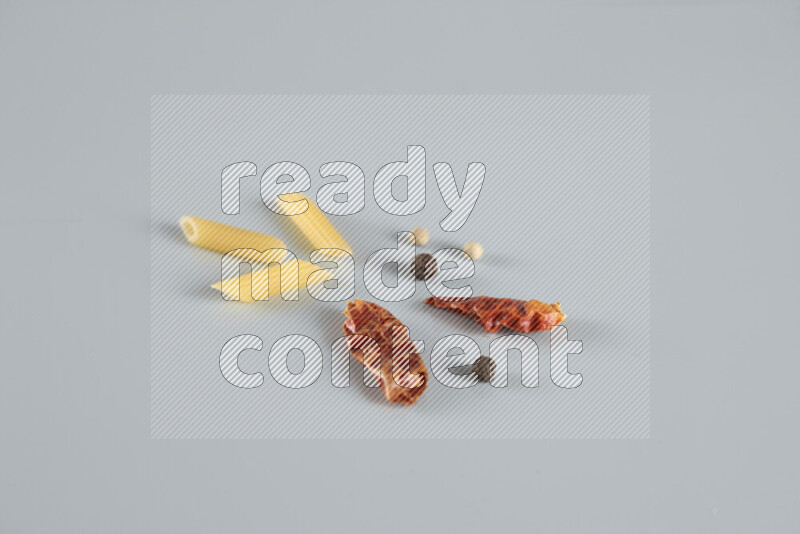 معكرونة مع مكونات متنوعة من الطماطم والثوم والبصل والفلفل الأحمر والفلفل الأسود والفلفل الأبيض وأوراق الغار وإكليل الجبل والهيل و مشروم على خلفية زرقاء فاتحة