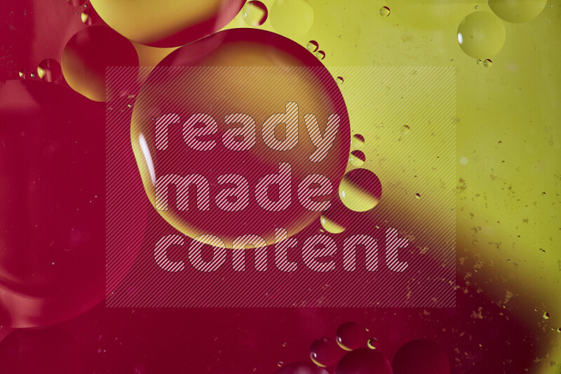 لقطات مقربة لفقاعات من الزيت على سطح الماء باللون الأحمر والأصفر