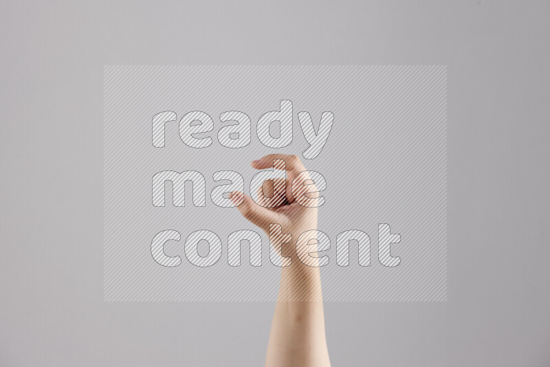 امرأة تشير بيديها بلغة الإشارات المختلفة