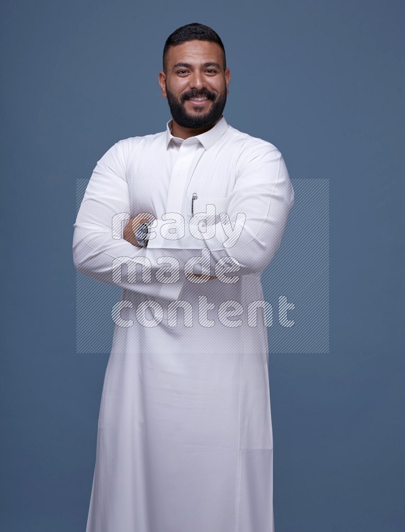 رجل سعودي يرتدي ثوب ابيض ويقف بأوضاع مختلفه