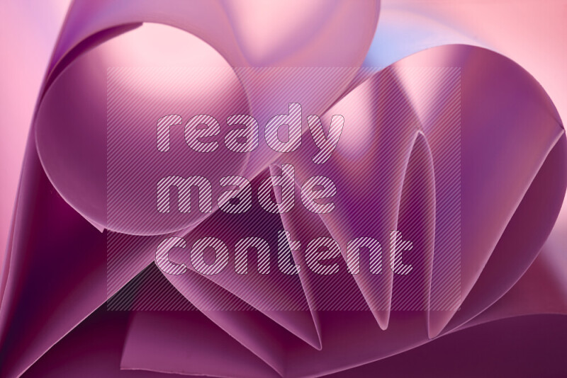 عرض فني لطيات الورق تخلق مزيج من الأشكال الهندسية، مضاءة بإضاءة ناعمة بدرجات اللون الارجواني