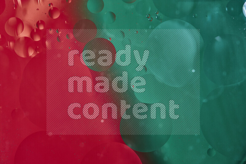 لقطات مقربة لفقاعات من الزيت على سطح الماء باللون الأخضر والأحمر