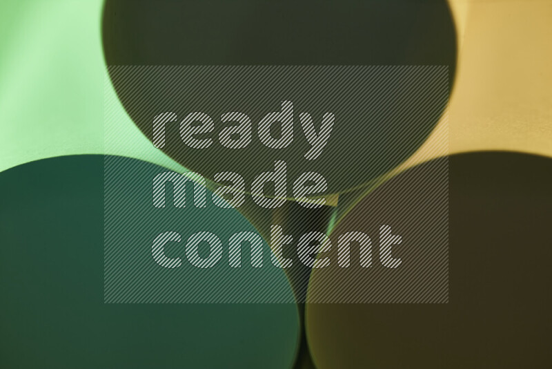 الصورة تعرض فن ورقي تجريدي بأشكال دائرية بدرجات متنوعة من اللون الأخضر والدرجات الدافئة