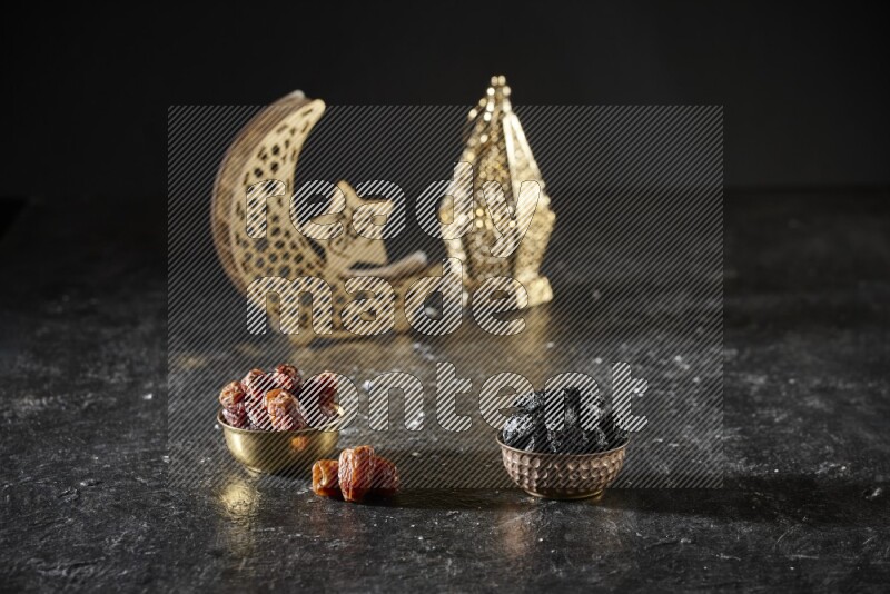 تمر في وعاء معدني مع القراصيا بجانب فوانيس ذهبية علي خلفية سوداء