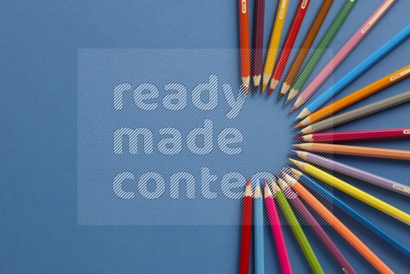 مستلزمات مدرسية مختلفة على خلفية زرقاء