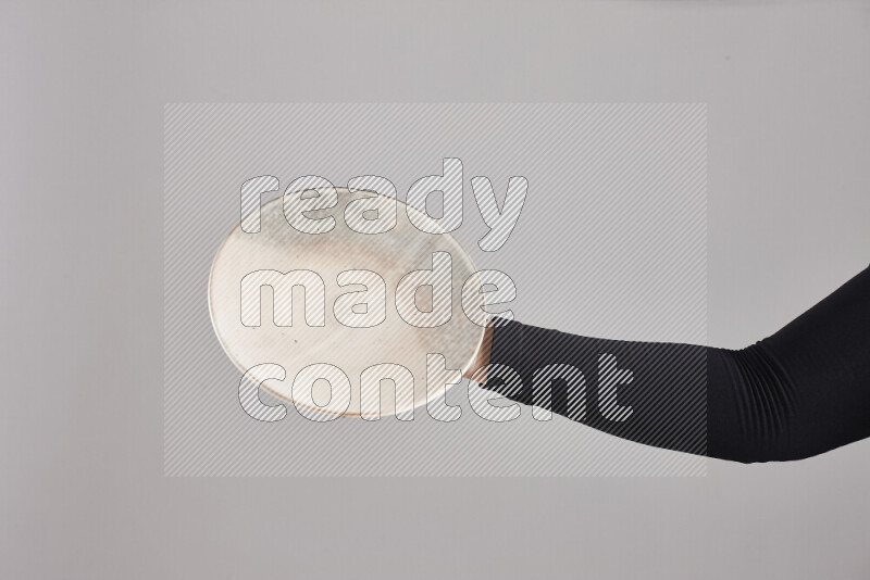 امرأة ترتدي عباءة سوداء تحمل أدوات فخارية مختلفة في أوضاع متعددة