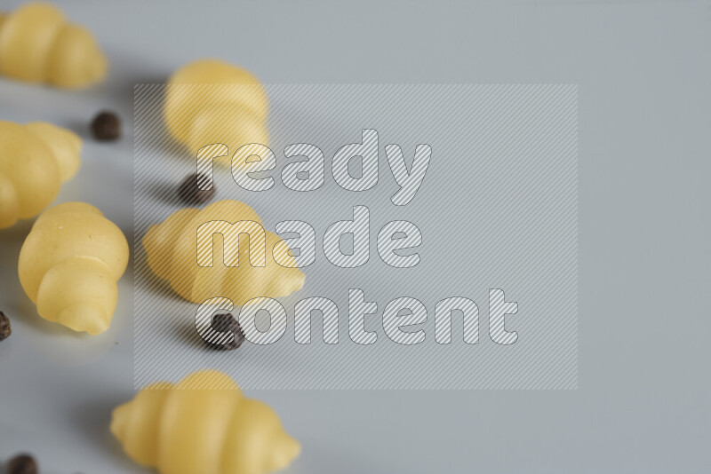 معكرونة مع مكونات متنوعة من الطماطم والثوم والبصل والفلفل الأحمر والفلفل الأسود والفلفل الأبيض وأوراق الغار وإكليل الجبل والهيل و مشروم على خلفية زرقاء فاتحة