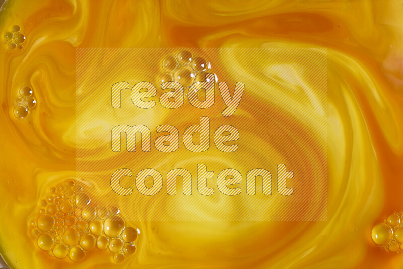 لقطة مقربة لأنماط دوامية باللون البرتقالي