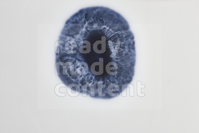 لقطة مقربة لأنماط دوامية باللون الأزرق والأبيض