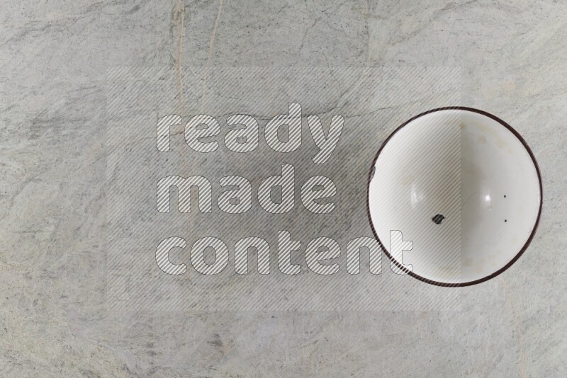 وعاء عتيق معدني على خلفية من الرخام الرمادي