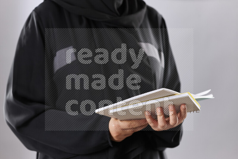 امرأة ترتدي عباءة تحمل كتب ولوح للكتابة في أوضاع متعددة (العودة إلى المدرسة)