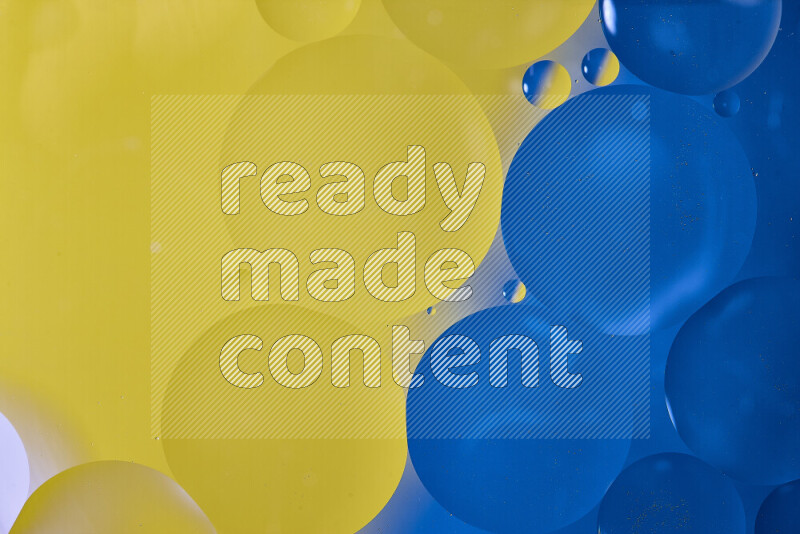 لقطات مقربة لفقاعات من الزيت على سطح الماء باللون الأزرق والأصفر