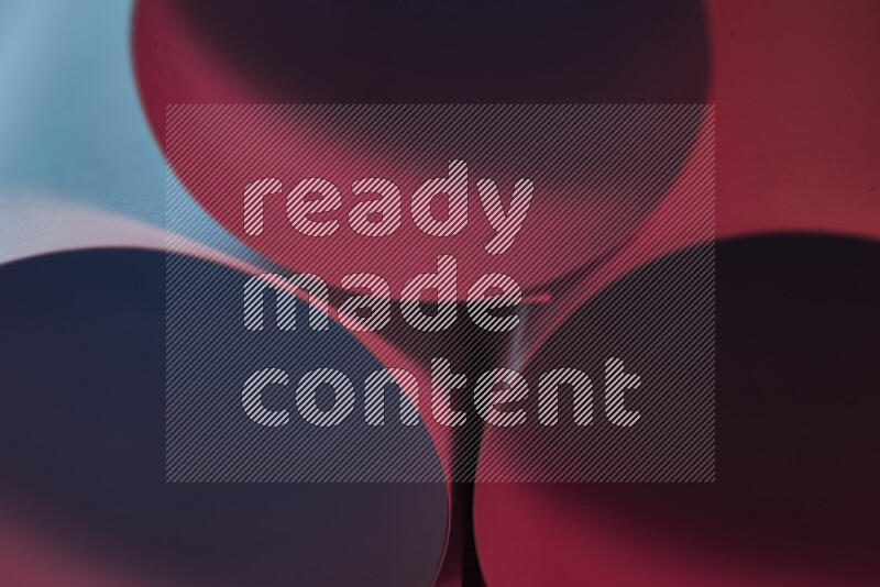 الصورة تعرض فن ورقي تجريدي بأشكال دائرية بدرجات متنوعة من اللون الأزرق والأحمر