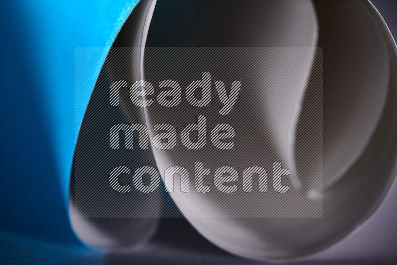 فن تجريدي يعرض منحنيات وتدرجات اللون الأزرق والأبيض مكونه بضوء ملون