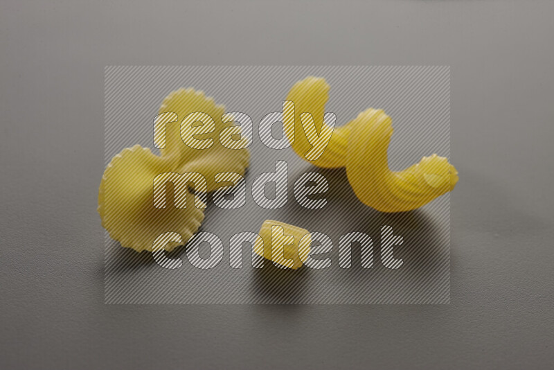 أنواع مختلفة من المعكرونة علي خلفية رمادية