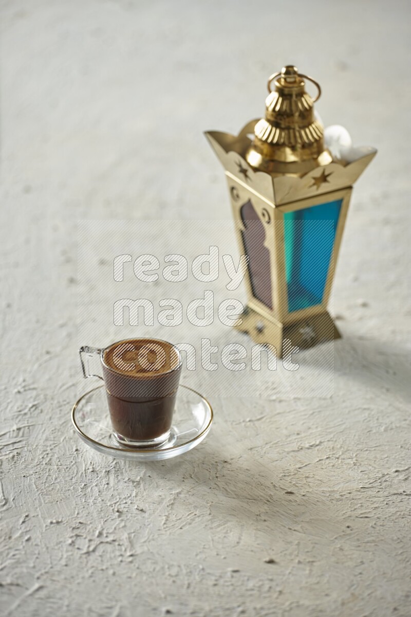 فانوس ذهبي مع مشروبات مختلفة وتمر ومكسرات وسبحة صلاة وقرآن على خلفية بيضاء