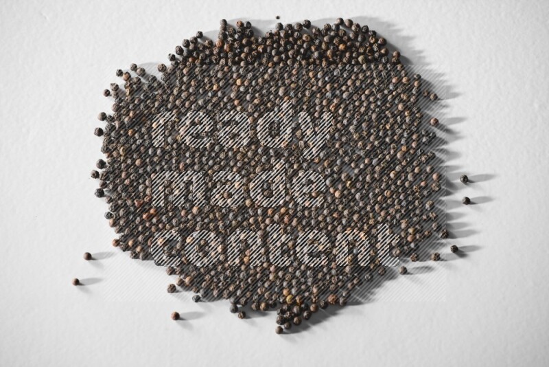 حبوب الفلفل الأسود علي خلفية بيضاء