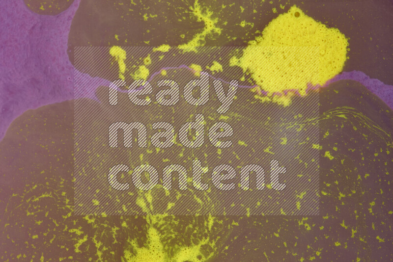 تظهر الصورة أشكال مختلفة من تداخلات اللون الأرجواني والأصفر