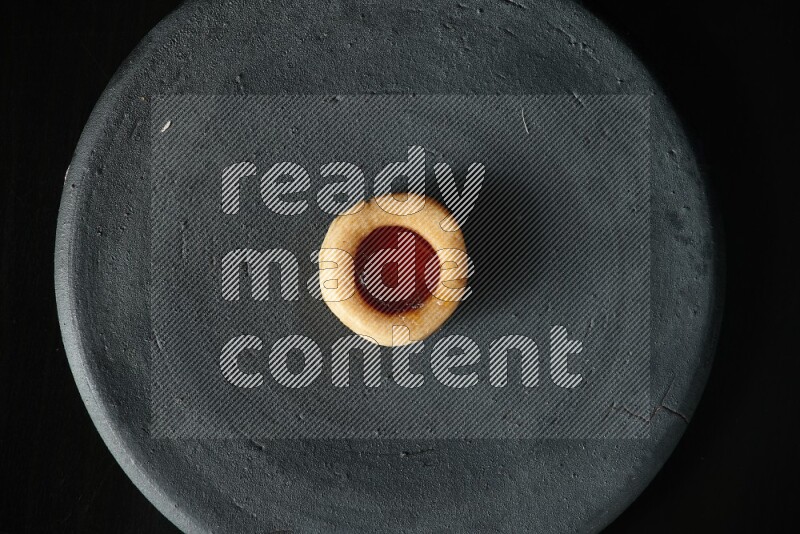 بسكويت المربى على خلفية سوداء