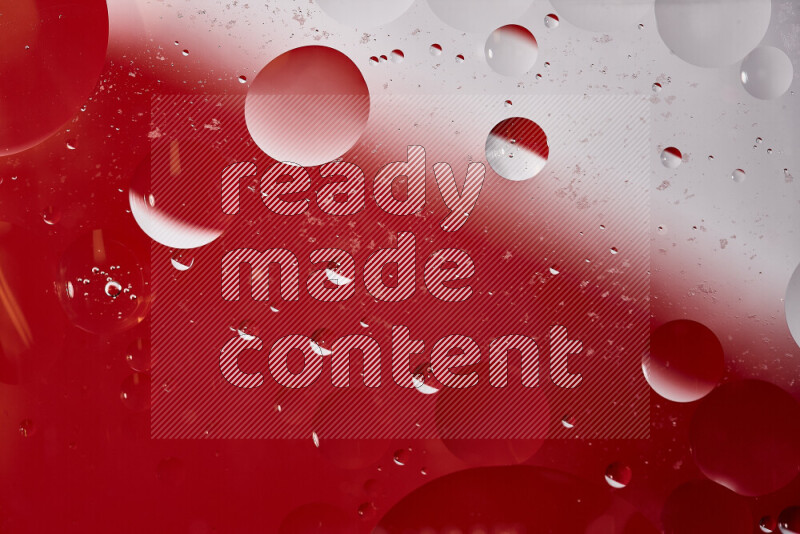 لقطات مقربة لفقاعات من الزيت على سطح الماء باللون الأبيض والأحمر