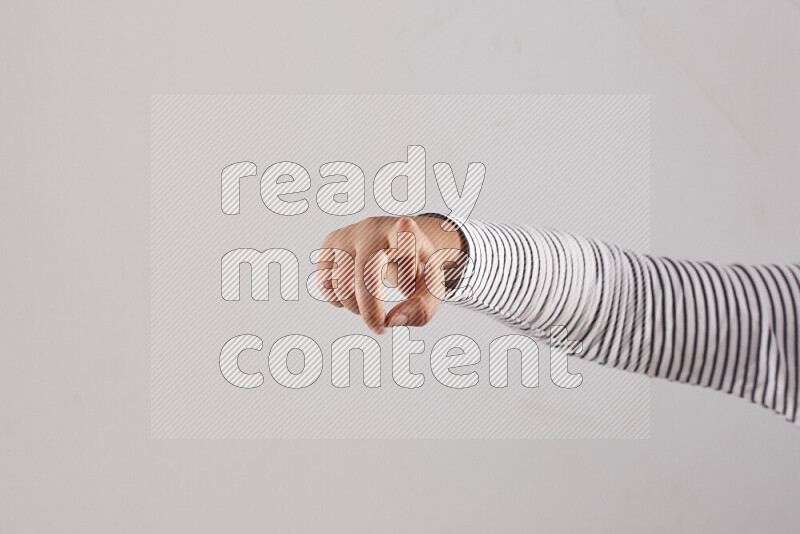 امرأة تشير بيديها بلغة الإشارات المختلفة