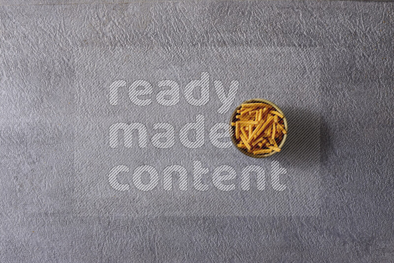 وجبات خفيفة متنوعة في أوعية فخارية على خلفية رمادية