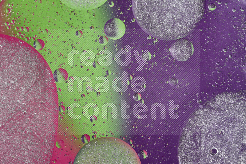 لقطات مقربة لفقاعات من الزيت على سطح الماء باللون الأرجواني والأخضر والوردي