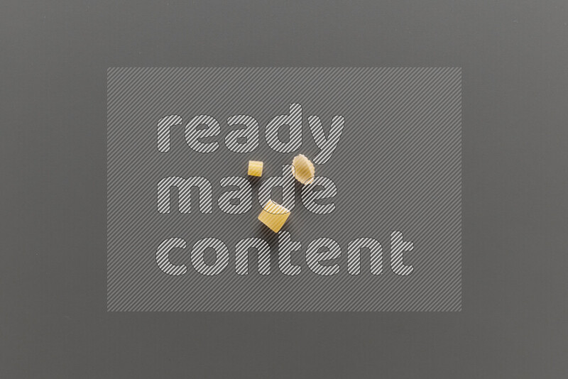 أنواع مختلفة من المعكرونة علي خلفية رمادية