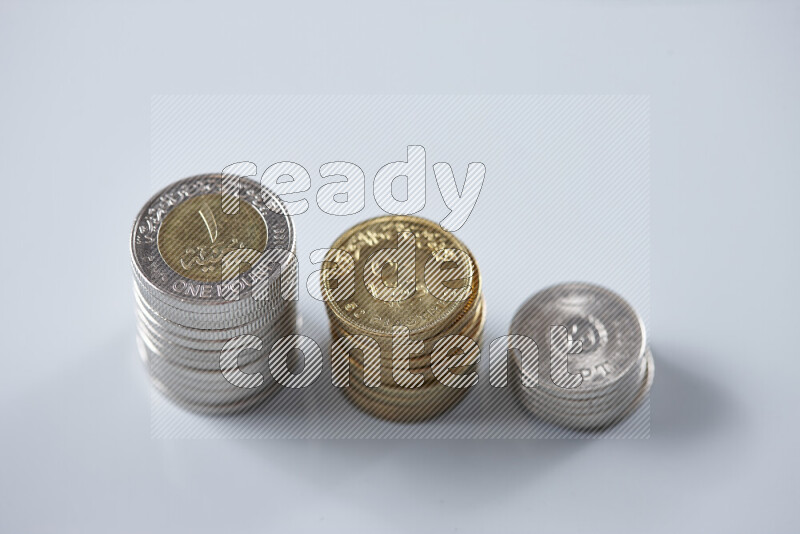 صورة مقربة لعملات مصرية متنوعة على خلفية رمادية