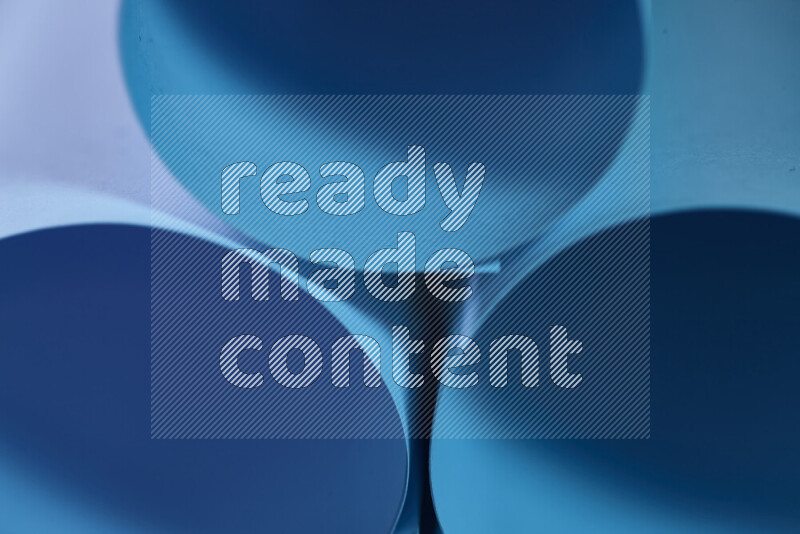 الصورة تعرض فن ورقي تجريدي بأشكال دائرية بدرجات متنوعة من اللون الأزرق