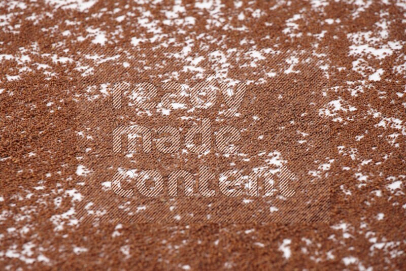 بذور حب الرشاد متناثرة علي خلفية بيضاء