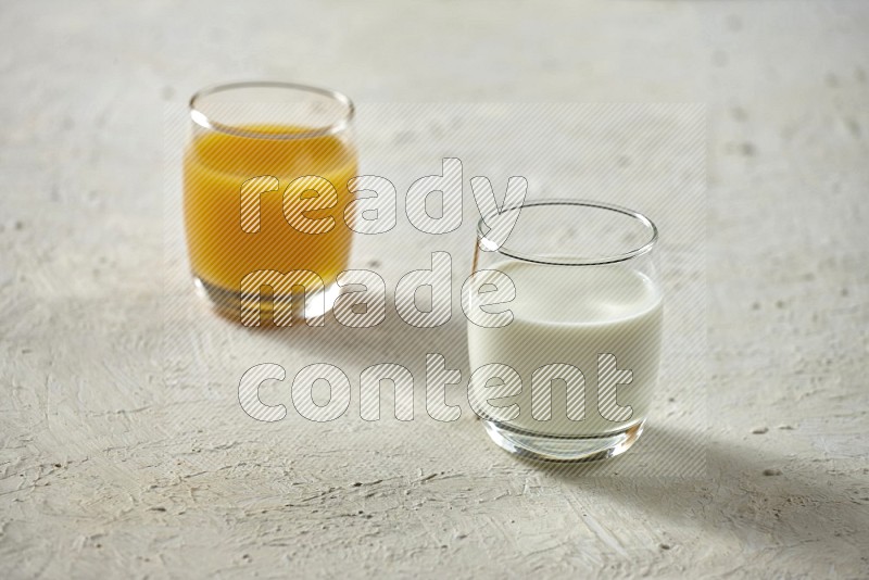 مشروبات باردة في كوب زجاجي مثل الماء والتمر الهندي وقمر الدين والسوبيا والحليب والكركديه على خلفية بيضاء