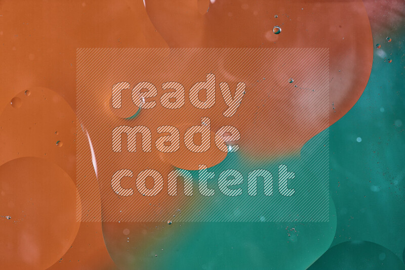 لقطات مقربة لفقاعات من الزيت على سطح الماء باللون الأخضر والبرتقالي