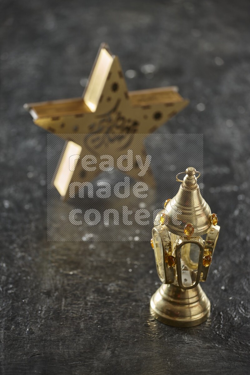 فانوس خشبي علي شكل نجمة مع فانوس رمضان كلاسيكي على خلفية سوداء