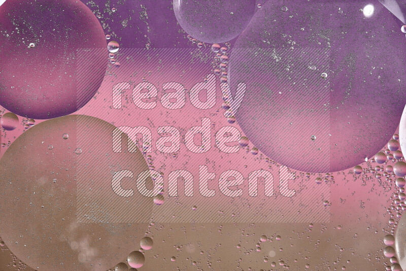 لقطات مقربة لفقاعات من الزيت على سطح الماء باللون البني والأرجواني والوردي