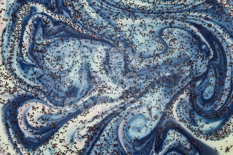 لقطة مقربة لبريق أرجواني متلألئ منتشر على خلفية من اللون الأخضر والأحمر والأزرق في حركات دائرية